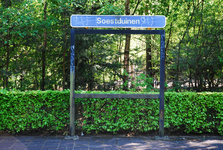 900096 Afbeelding van het oude stationsnaambord op een van de perrons van het in 1998 gesloten N.S.-station Soestduinen ...